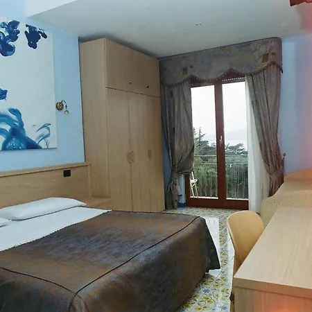 Paradiso Hotel 3*